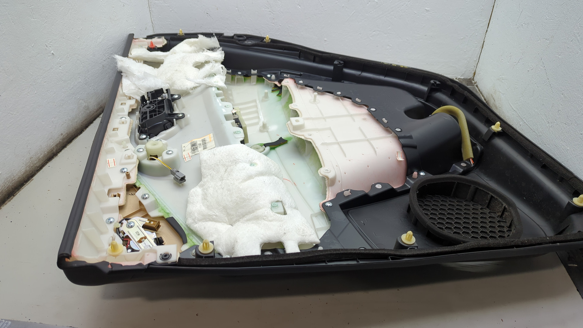 Обшивка двери задней левой