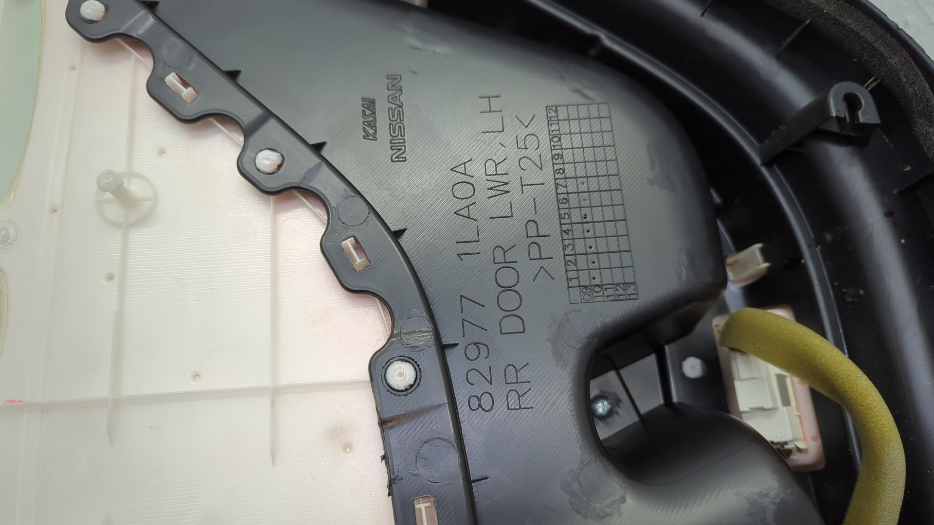 Обшивка двери задней левой