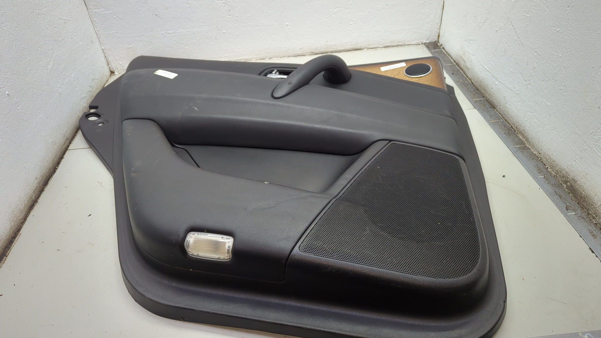 Обшивка двери задней левой