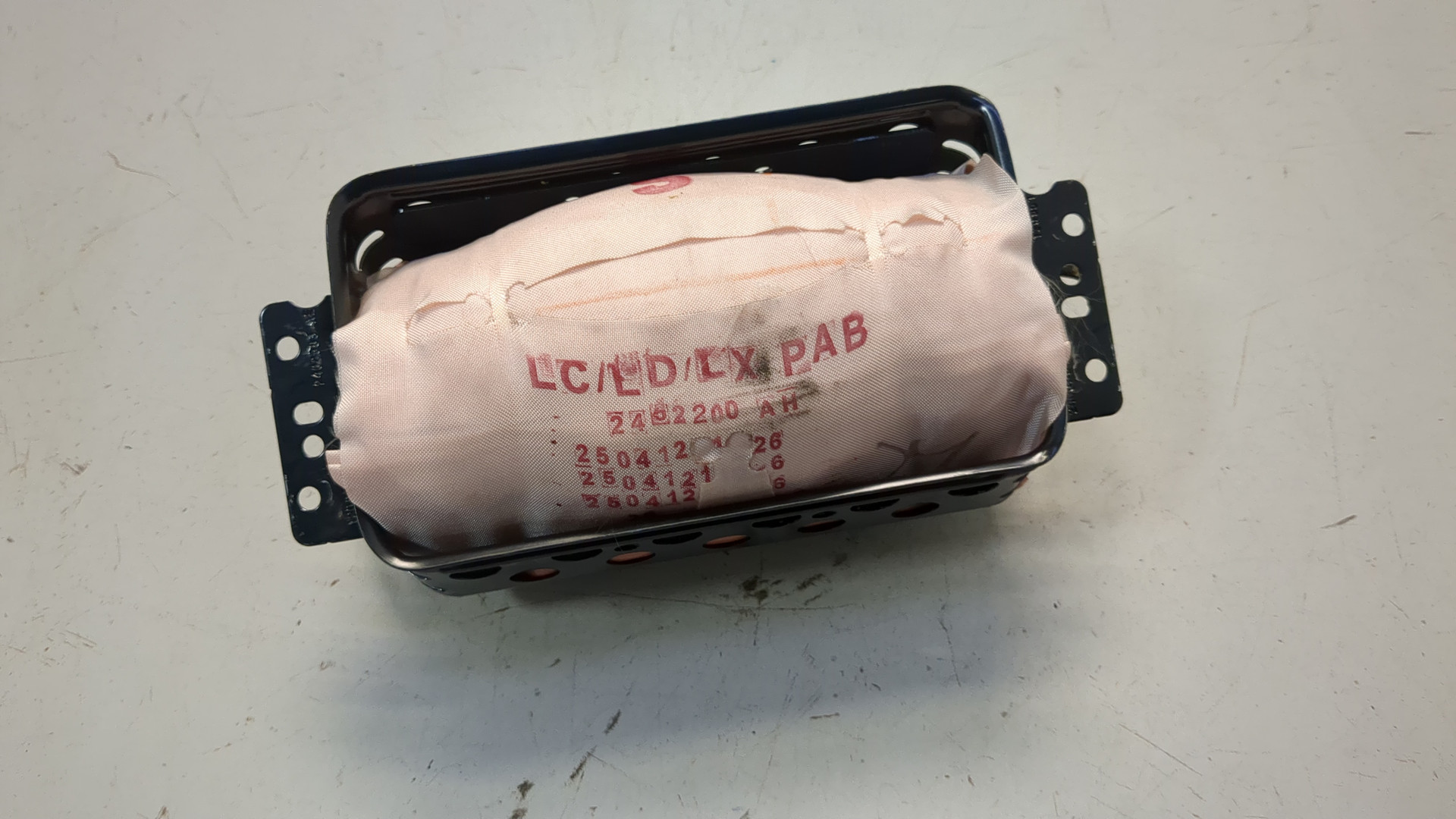 Подушка безопасности пассажирская (в торпедо)