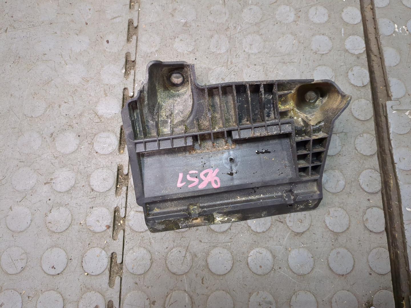 Площадка под аккумулятор (АКБ)