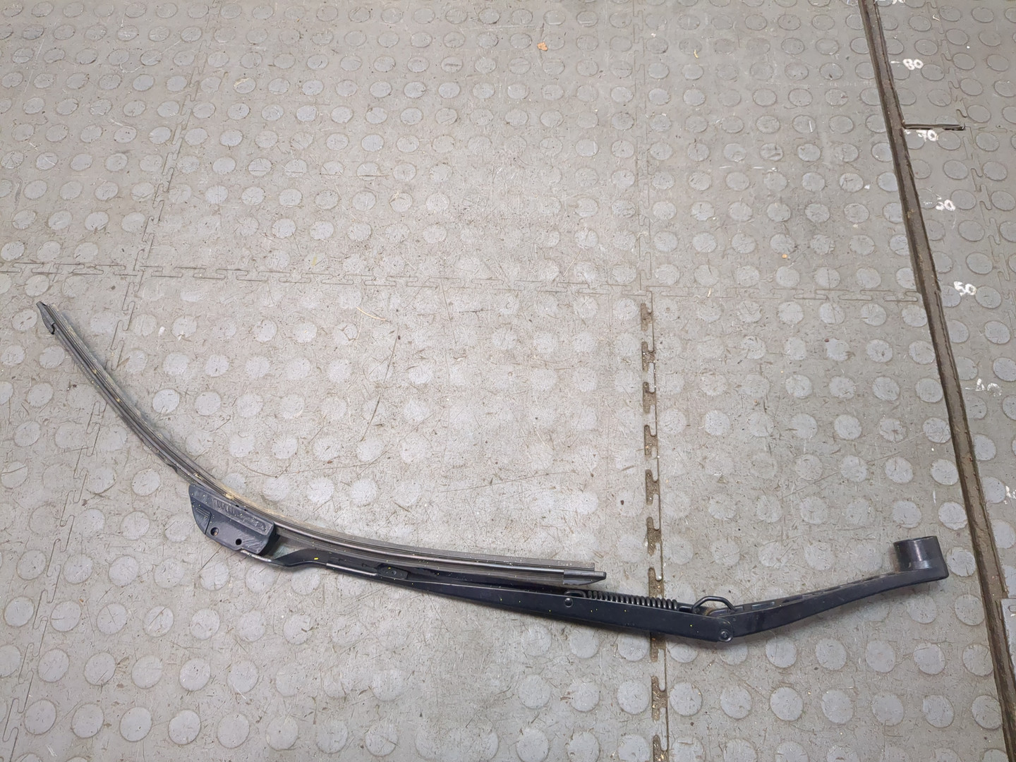 Поводок стеклоочистителя передний левый