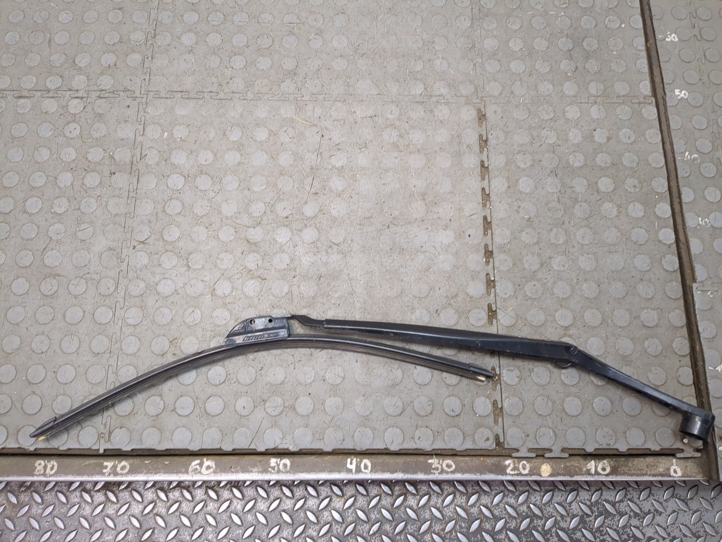 Поводок стеклоочистителя передний левый