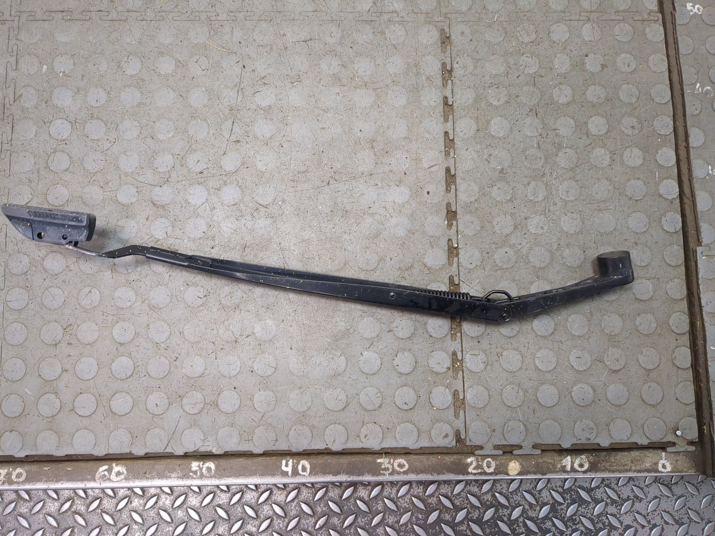 Поводок стеклоочистителя передний левый