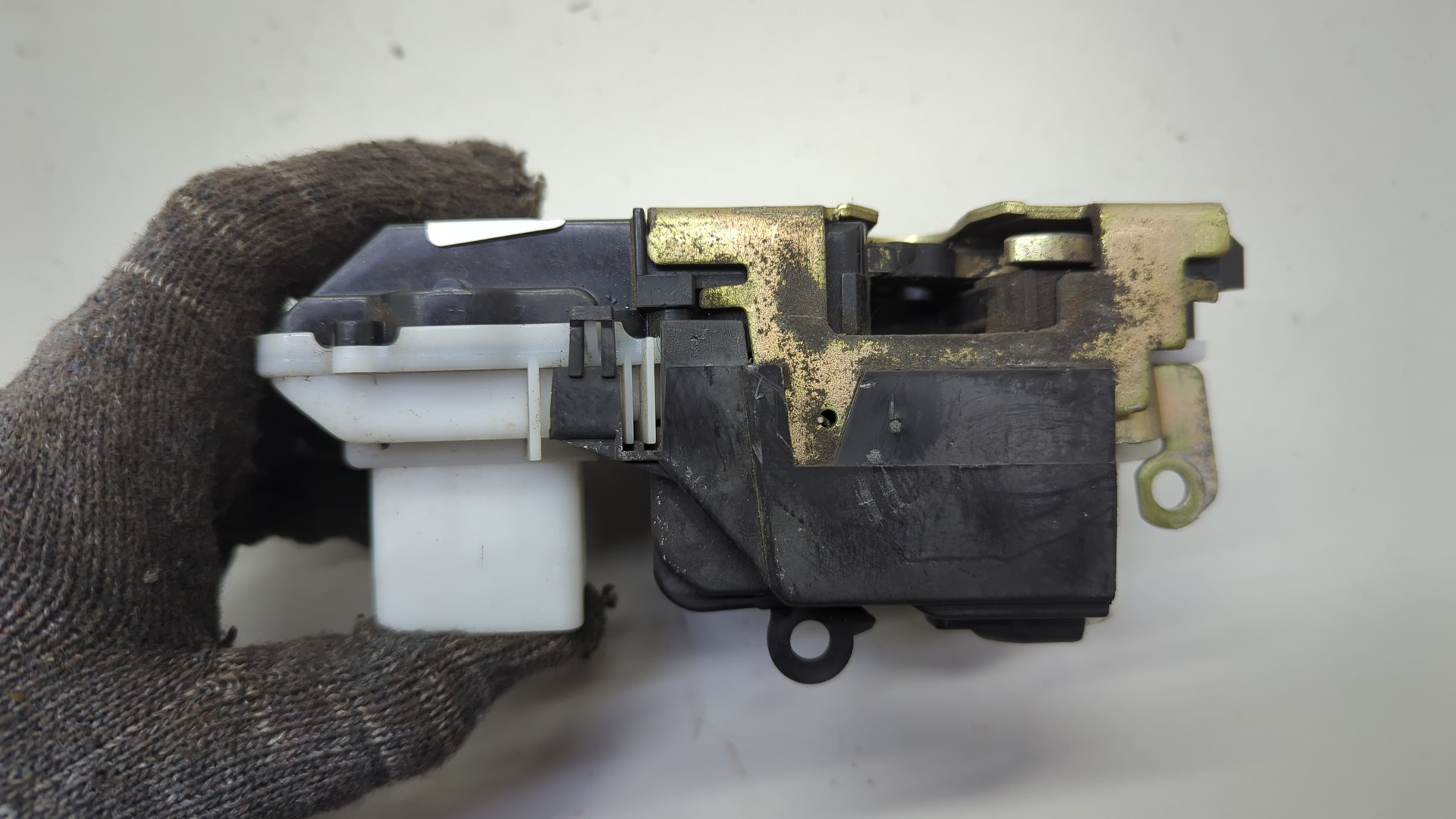 Замок двери передней правой