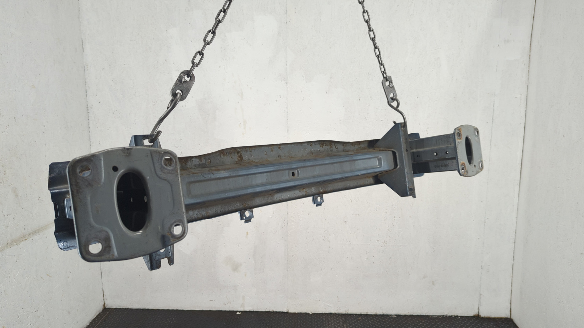 Усилитель переднего бампера