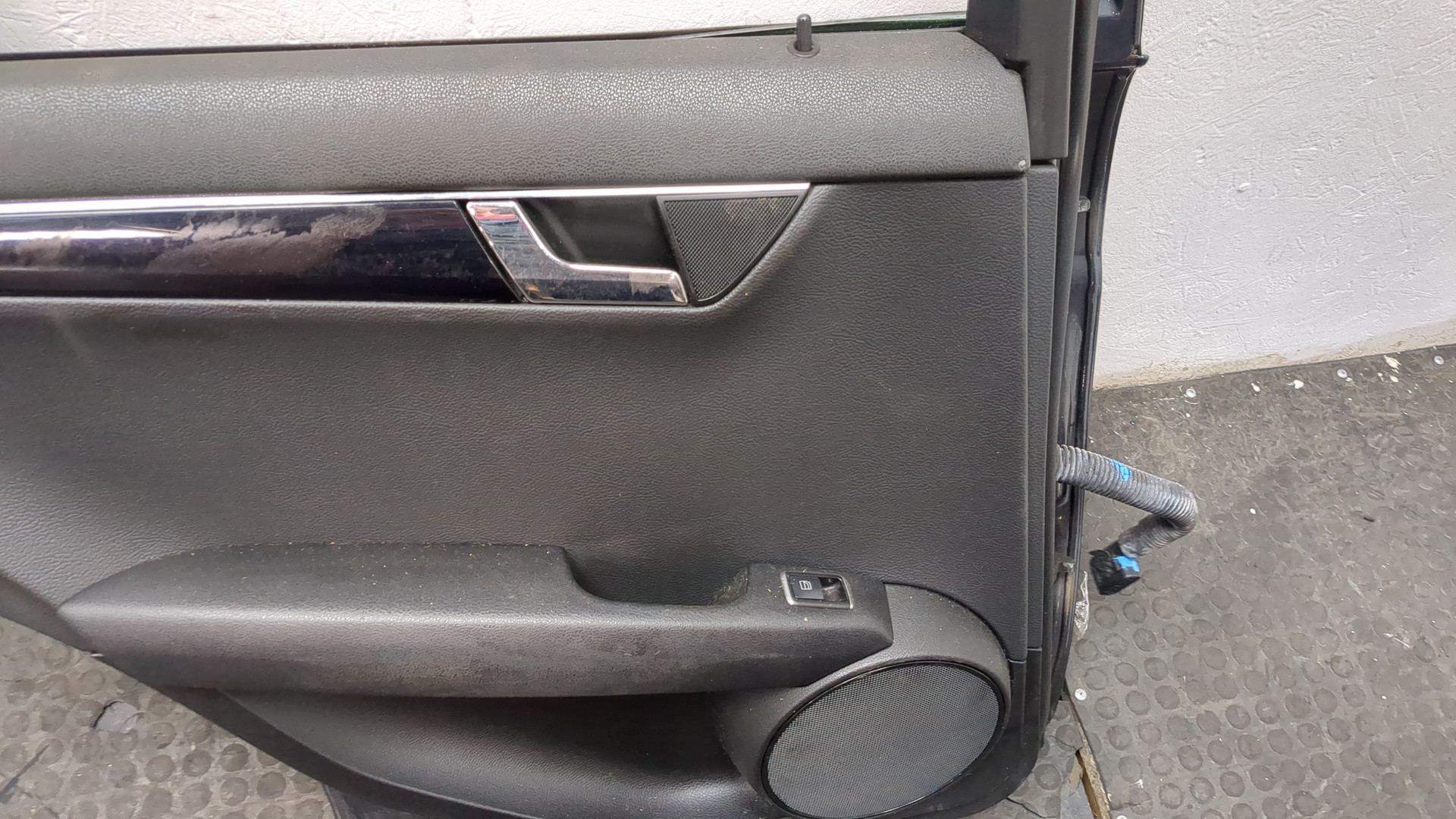 Дверь задняя левая