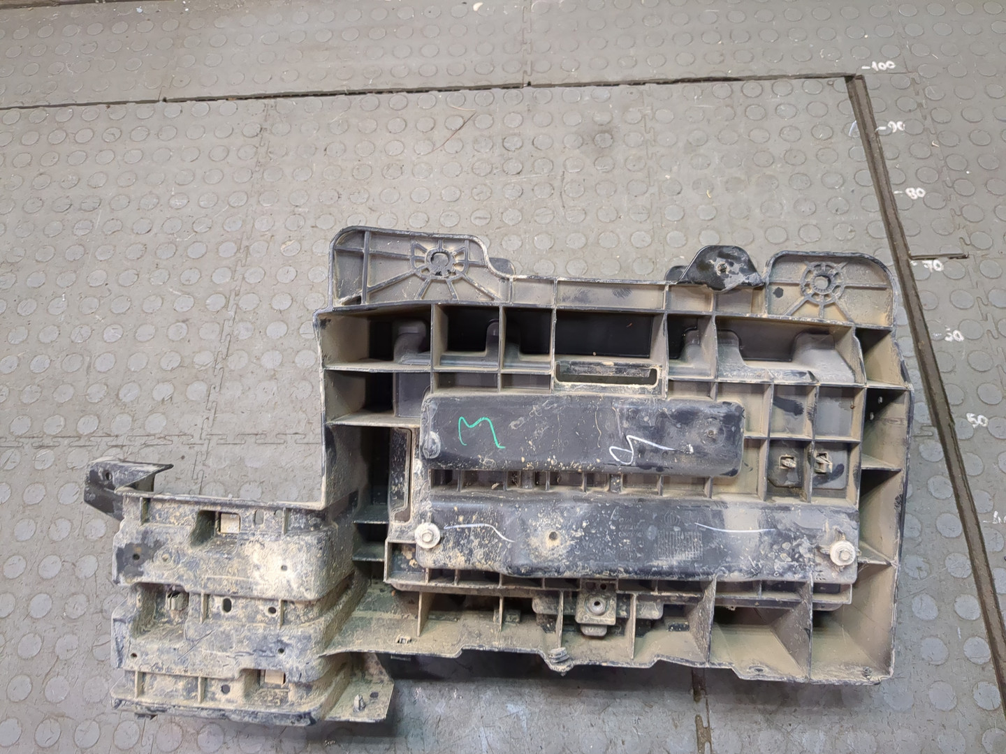 Площадка под аккумулятор (АКБ)