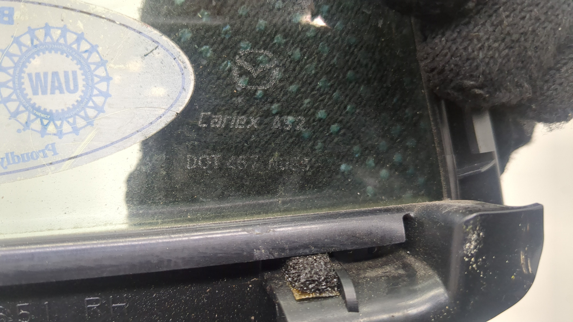 Стекло двери задней правой (форточка)