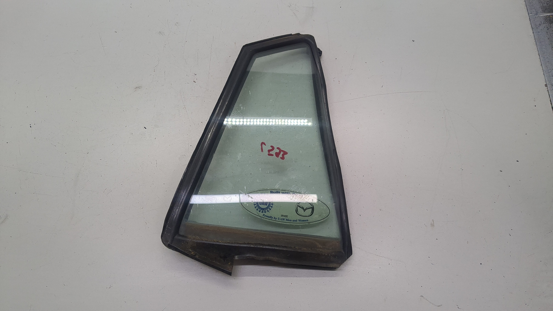 Стекло двери задней правой (форточка)