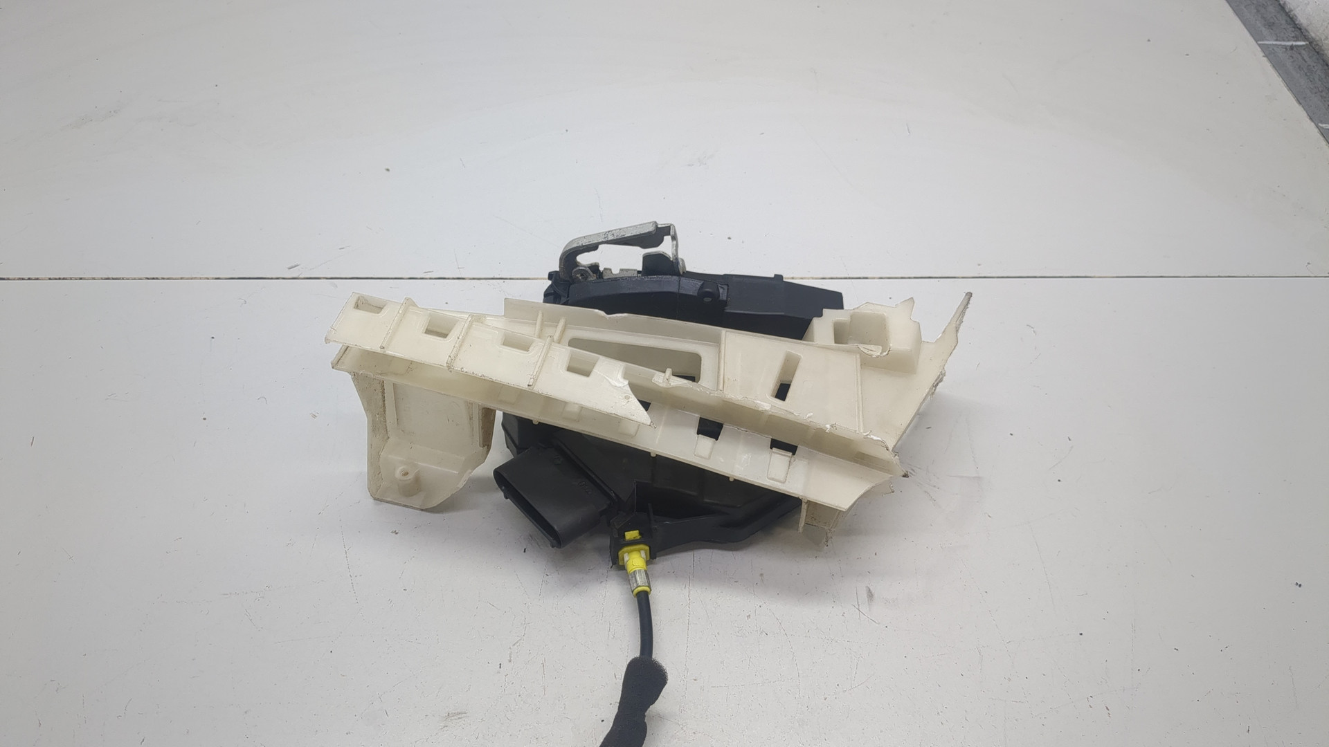 Замок двери задней правой