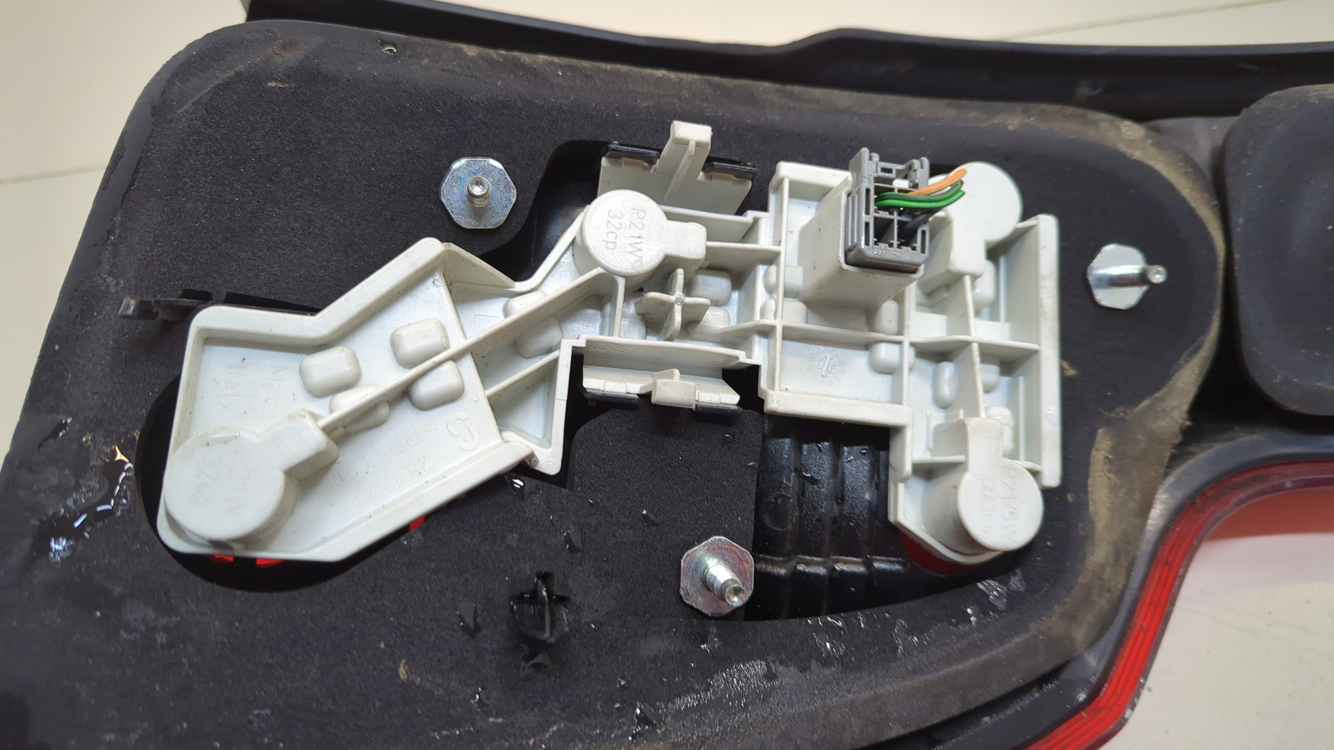 Фонарь задний левый