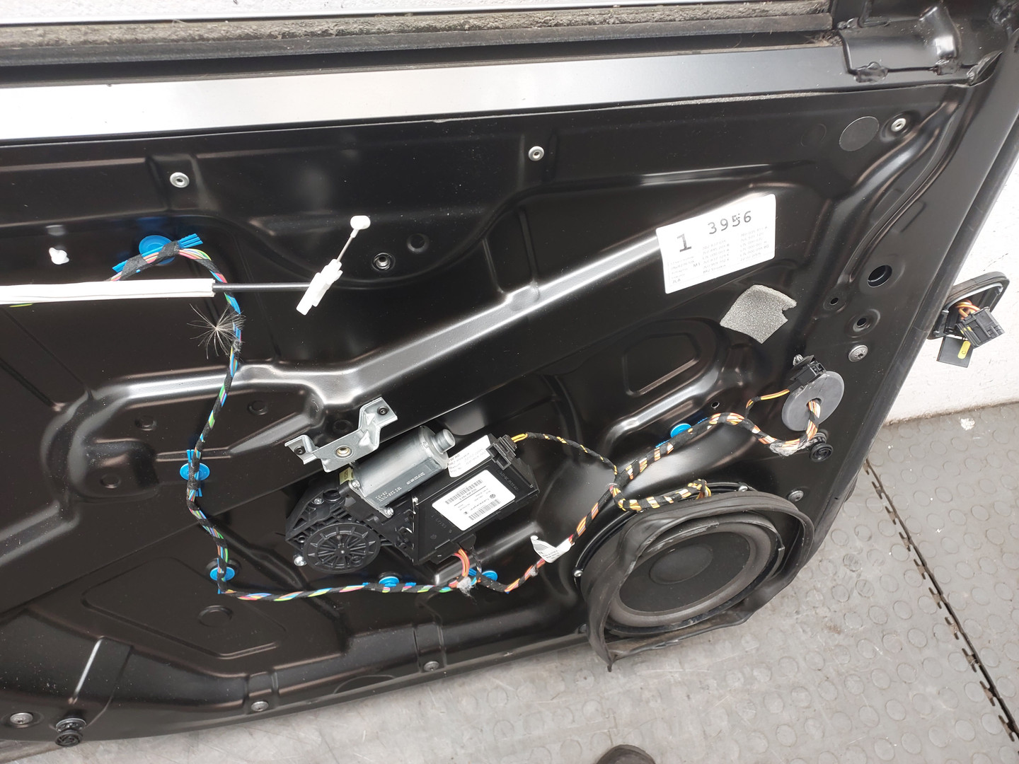 Дверь передняя левая