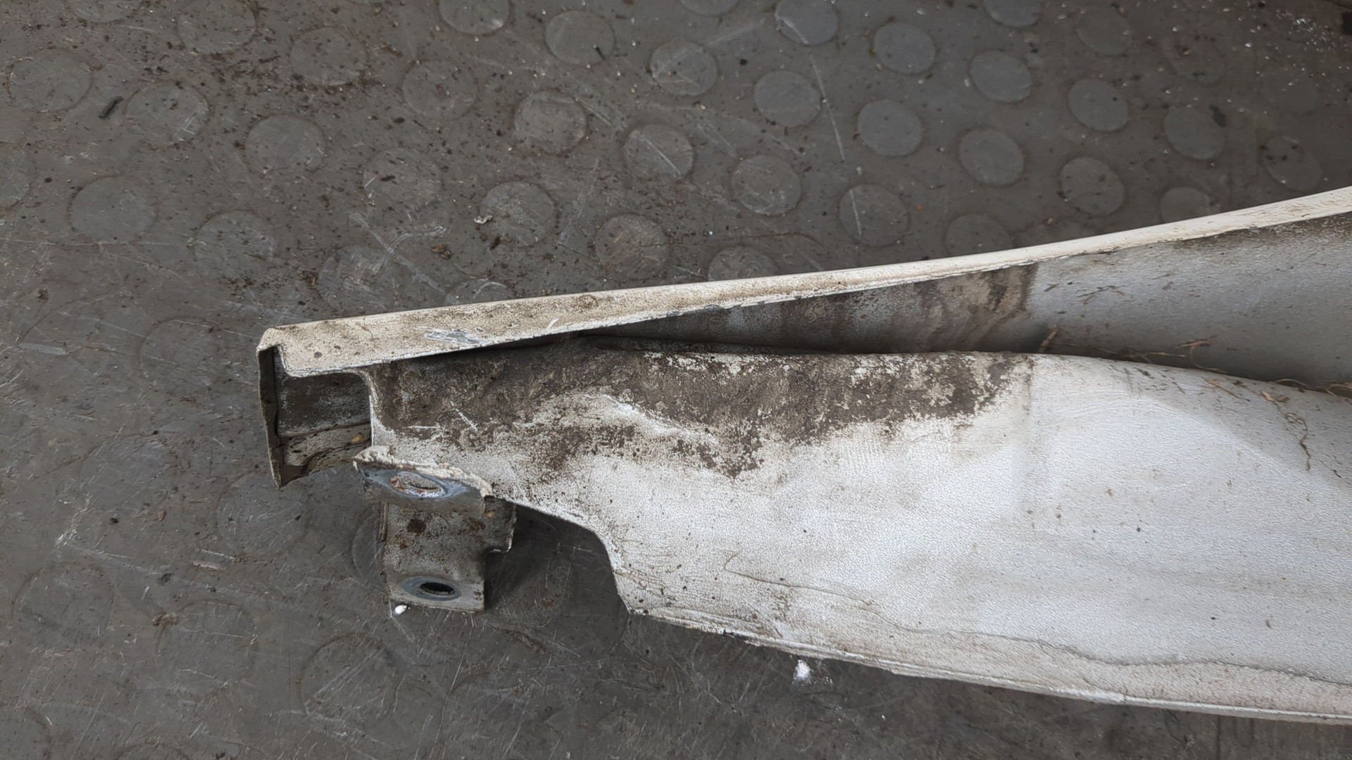 Крыло переднее правое