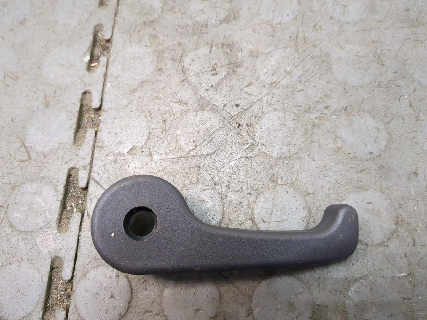 Ручка открывания капота