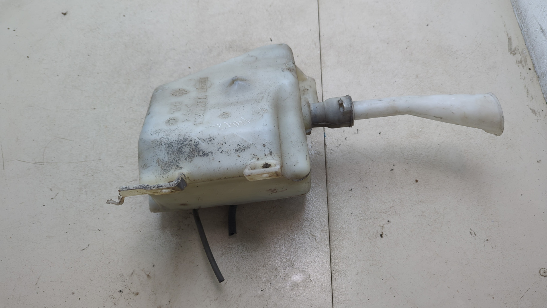 Бачок омывателя лобового стекла