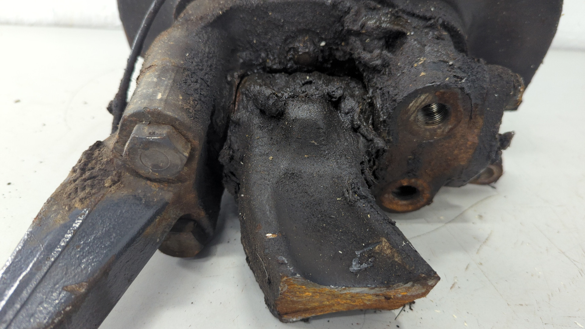 Кулак поворотный передний правый