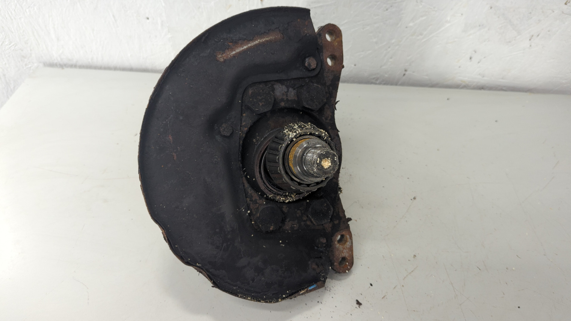 Кулак поворотный передний правый