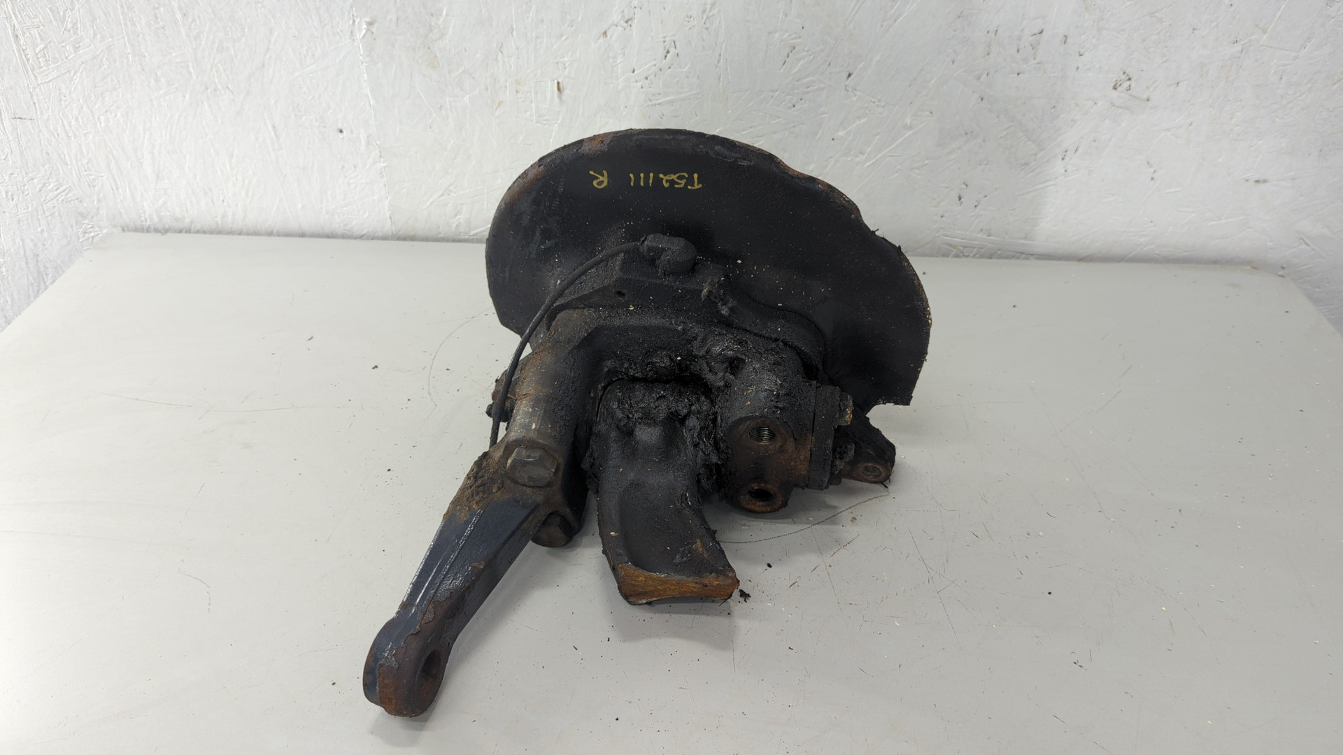 Кулак поворотный передний правый