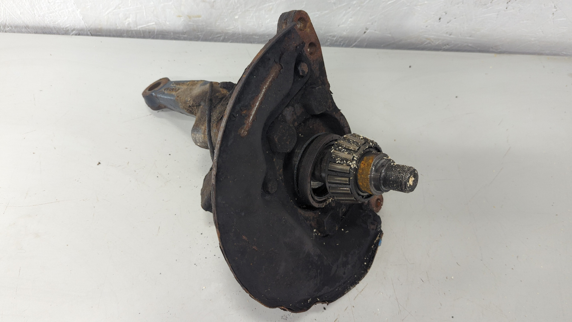 Кулак поворотный передний правый