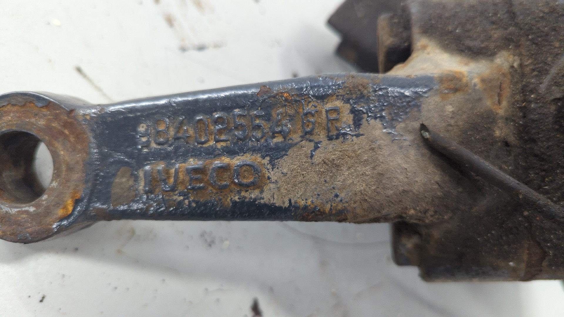 Кулак поворотный передний правый