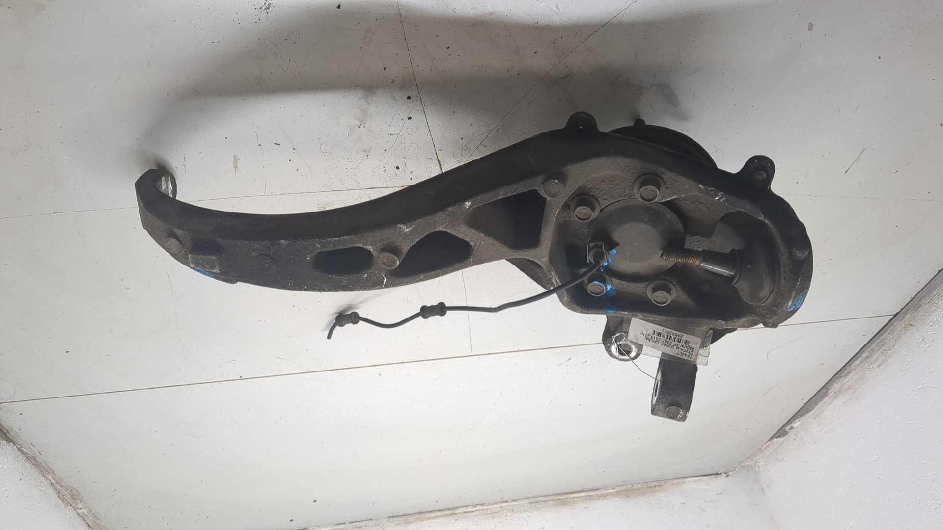 Кулак поворотный передний левый