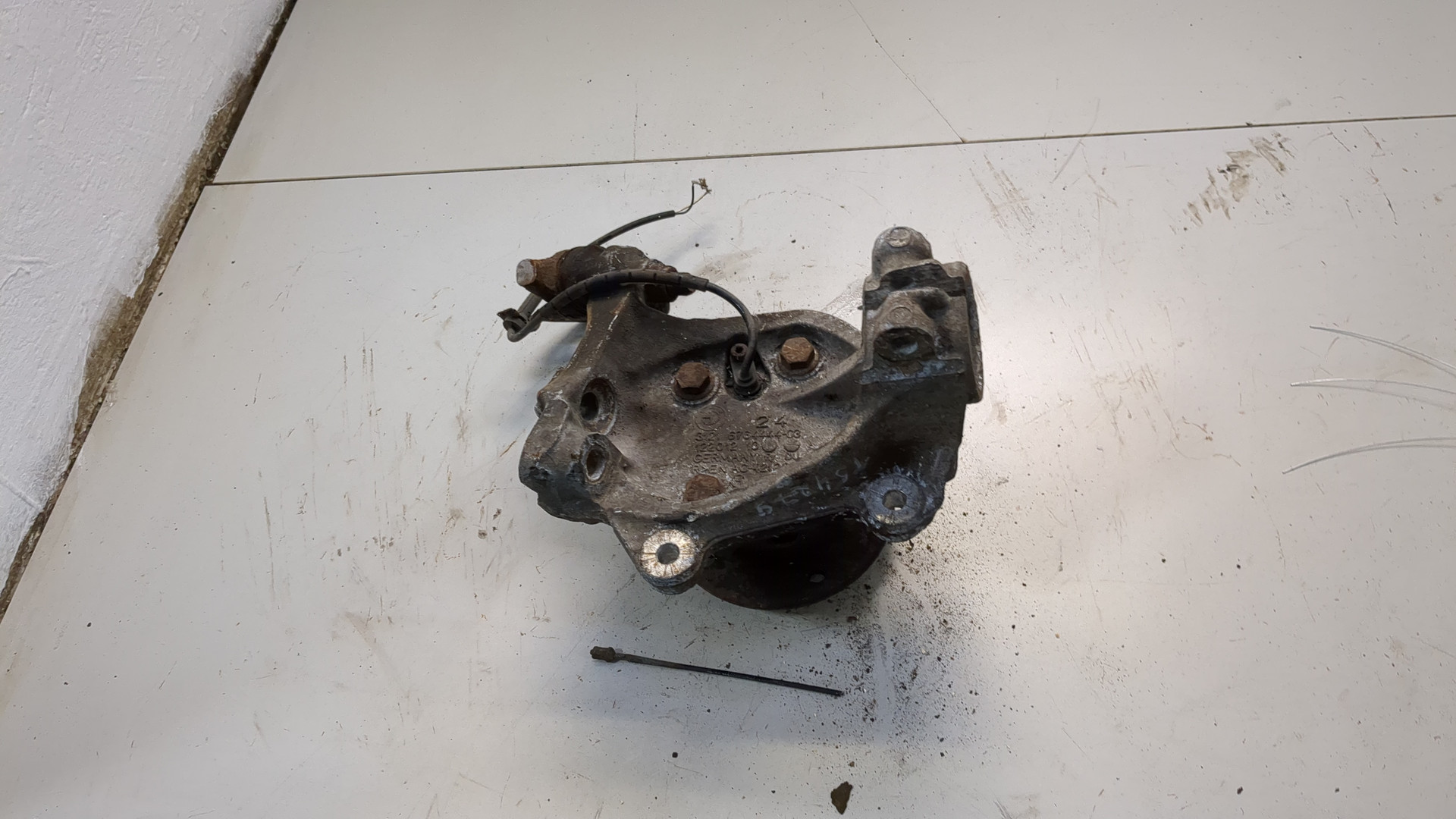 Кулак поворотный передний правый