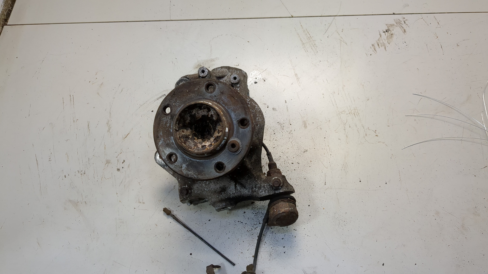 Кулак поворотный передний правый