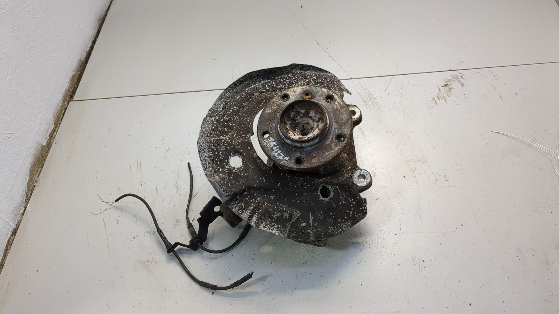 Кулак поворотный передний левый