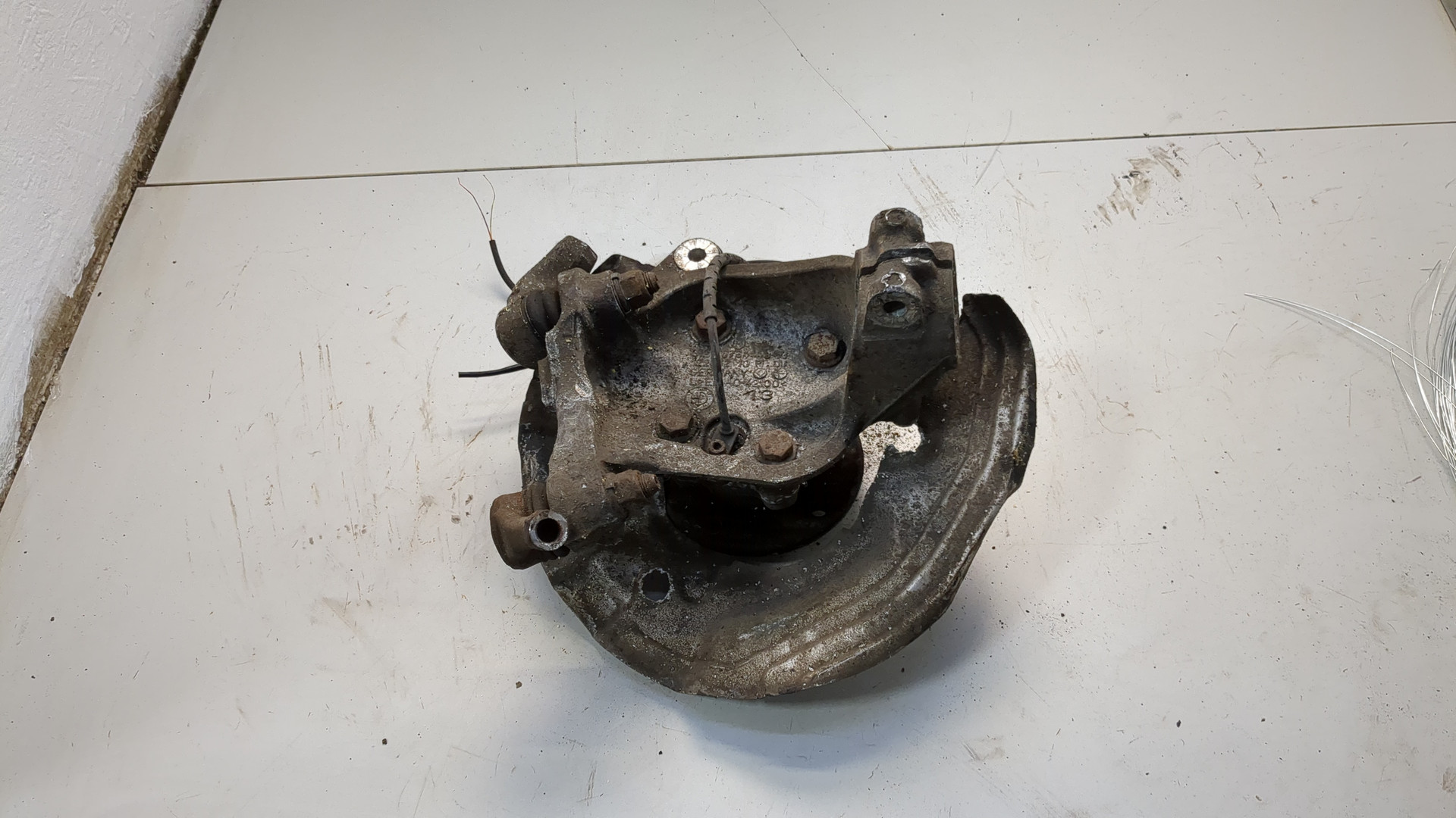 Кулак поворотный передний левый