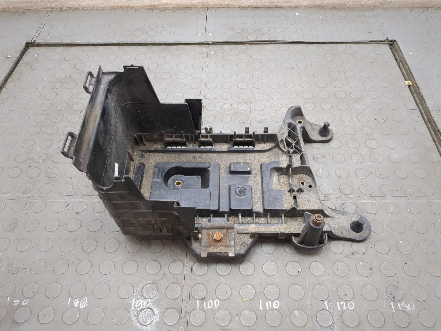 Площадка под аккумулятор (АКБ)