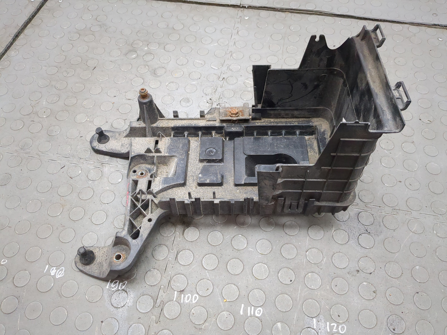 Площадка под аккумулятор (АКБ)