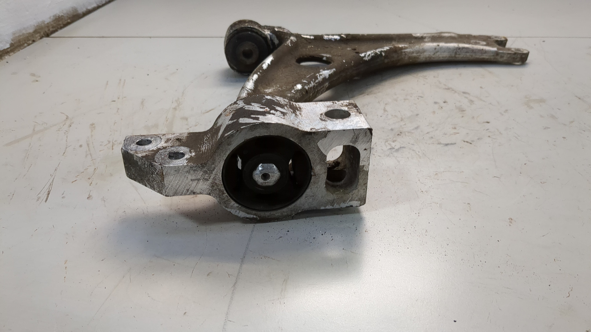 Рычаг передний