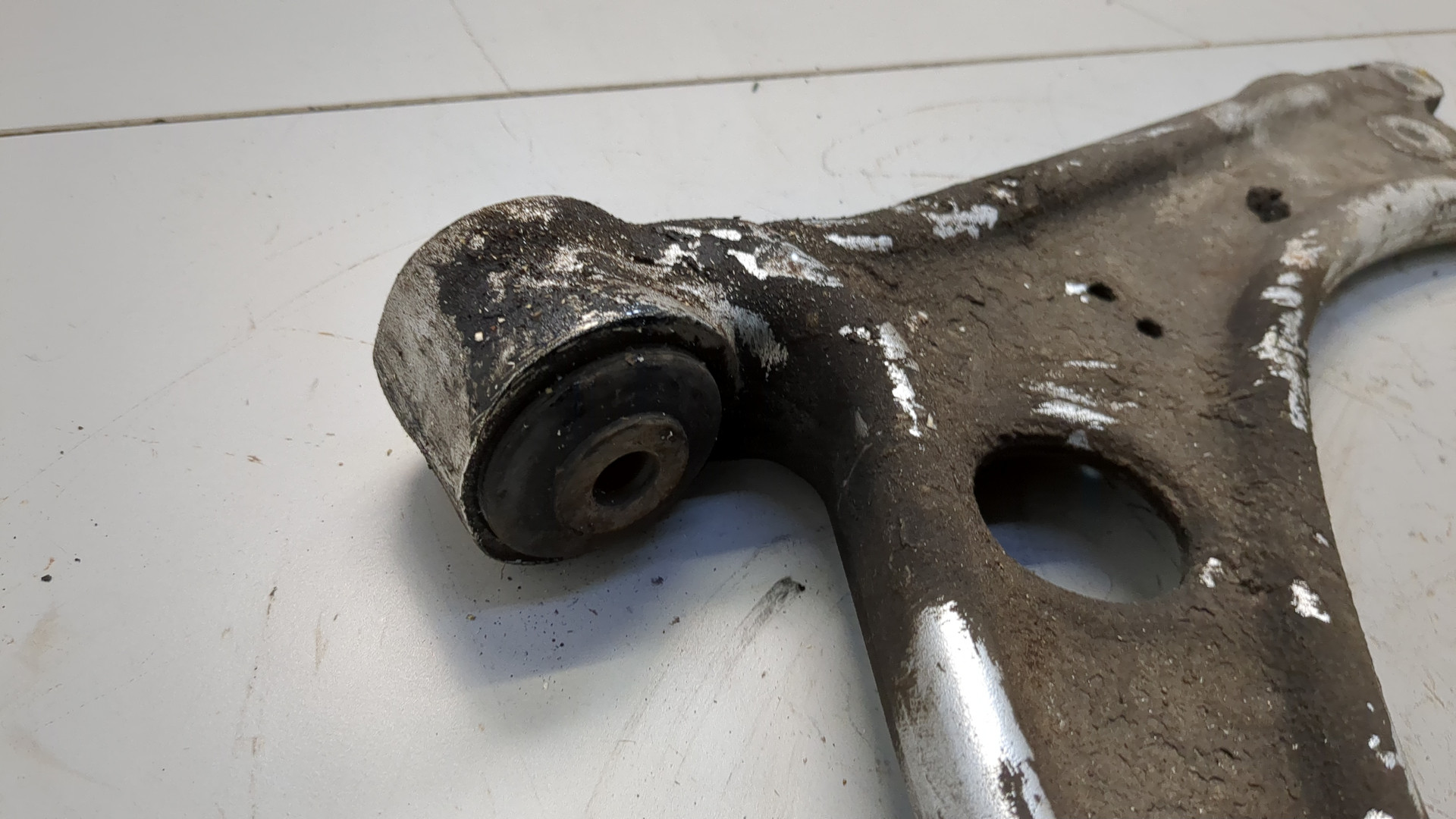 Рычаг передний