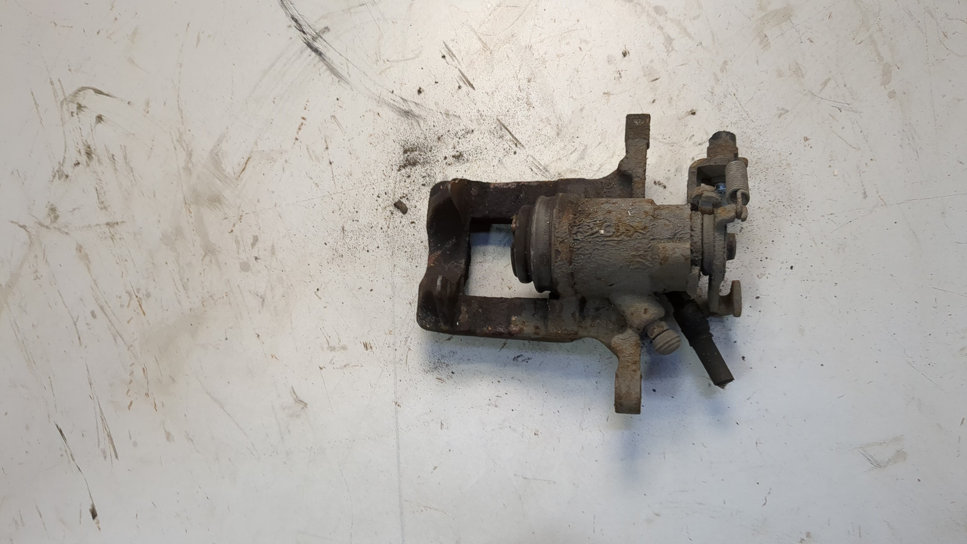 Суппорт задний левый