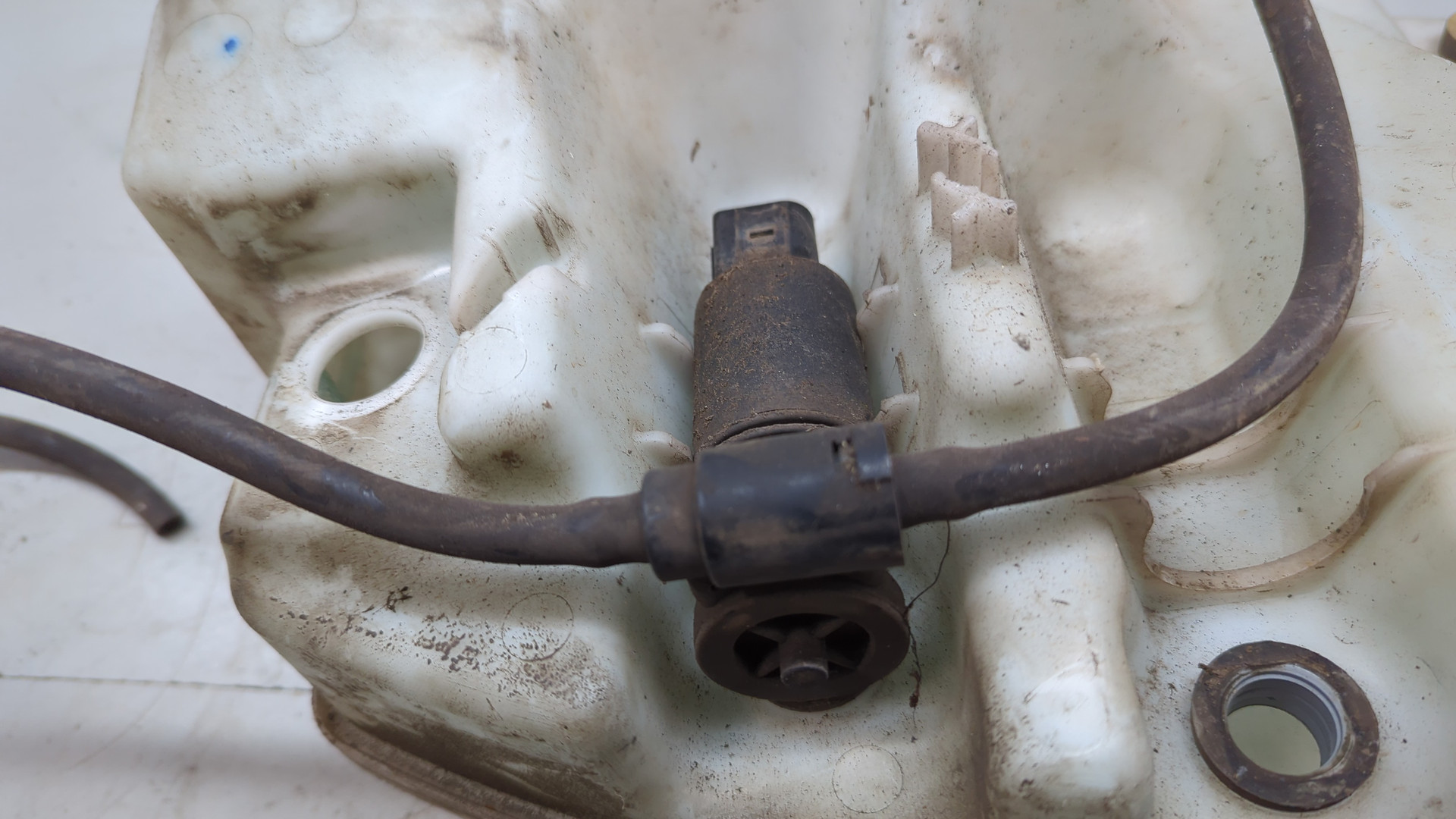 Бачок омывателя лобового стекла