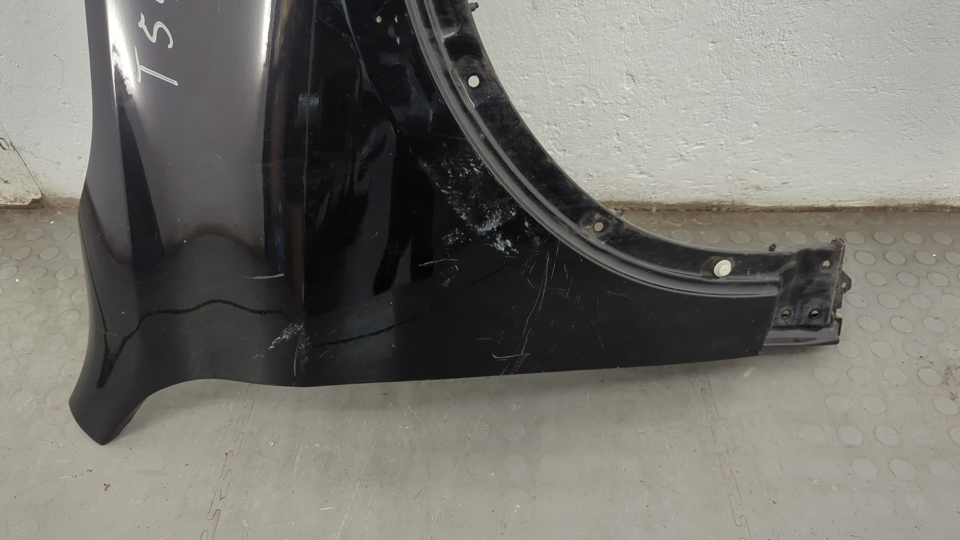 Крыло переднее правое