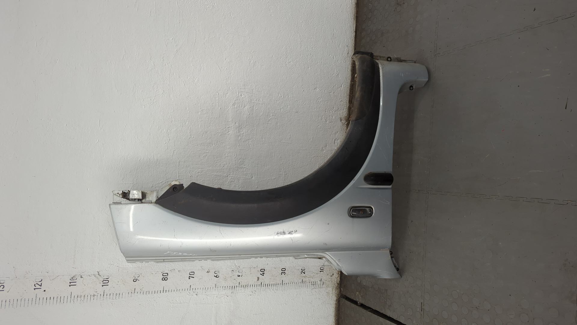 Крыло переднее правое