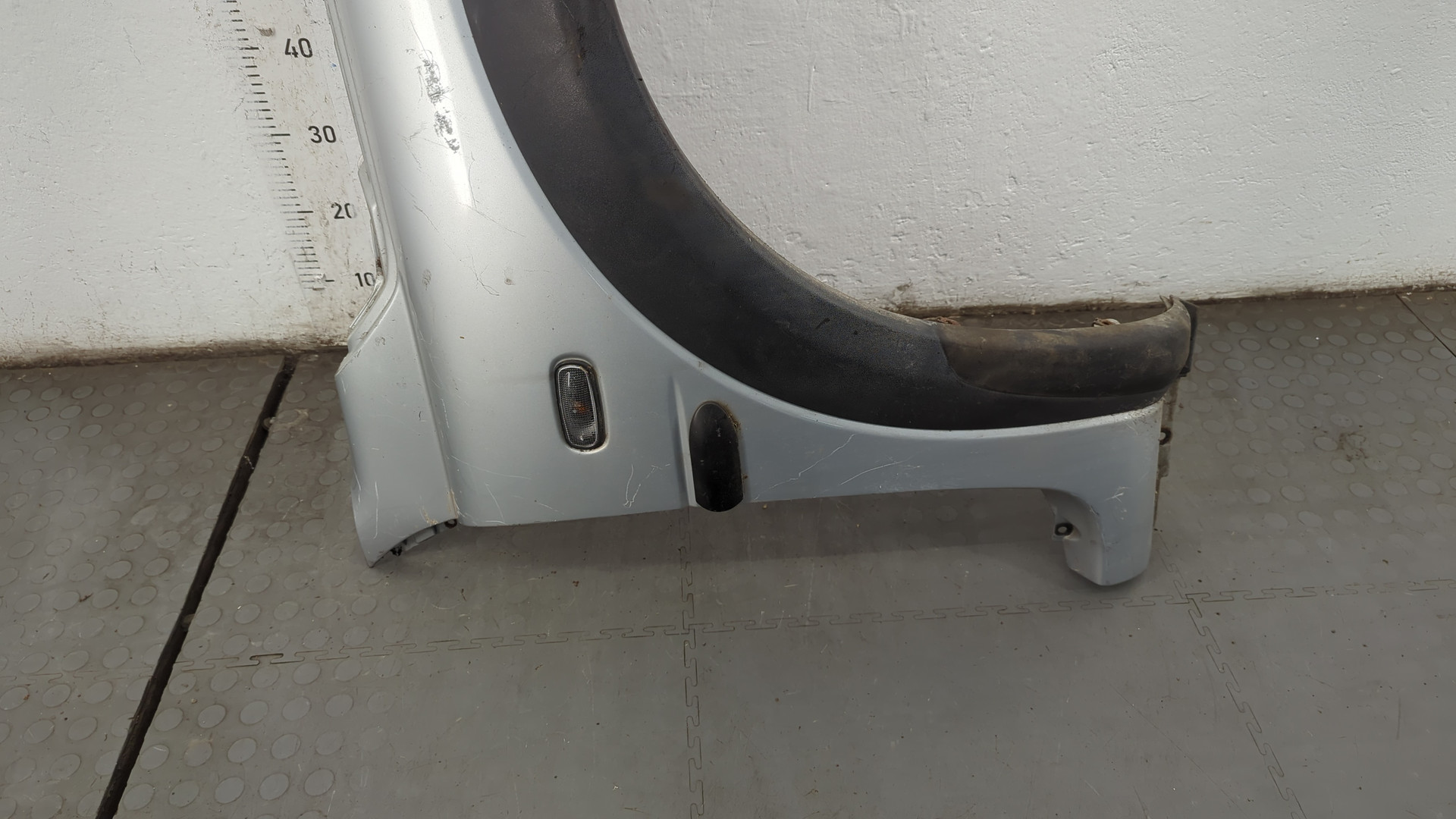 Крыло переднее правое