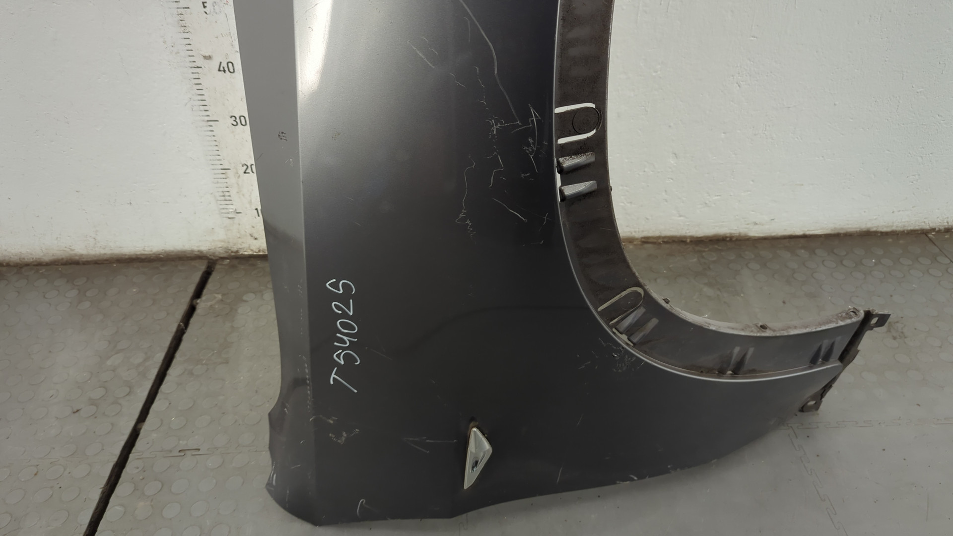 Крыло переднее правое