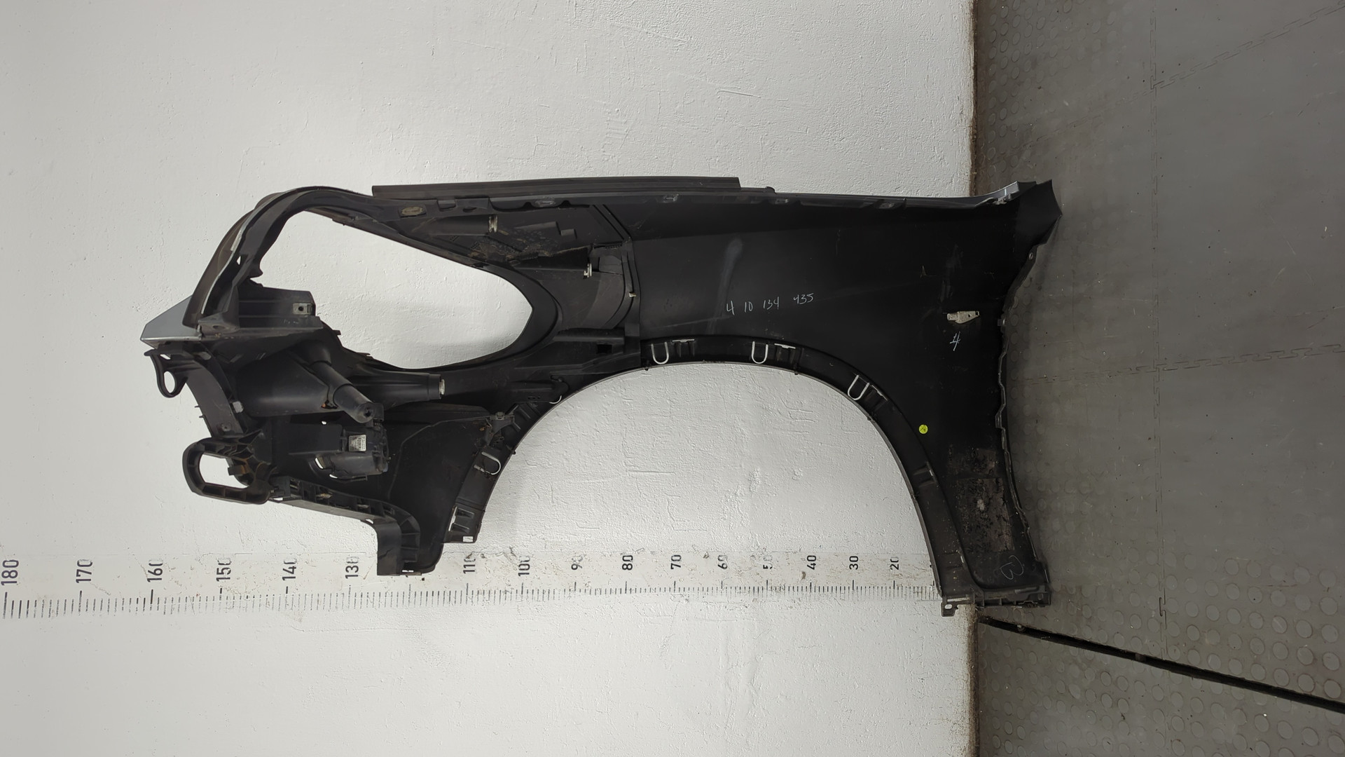 Крыло переднее правое