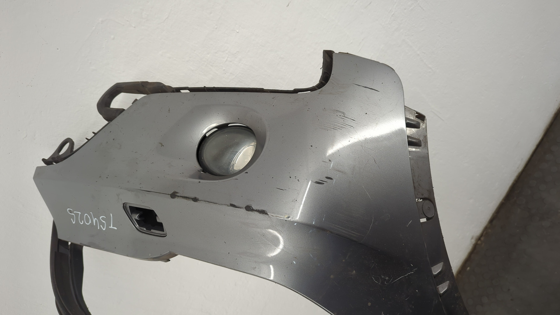 Крыло переднее правое