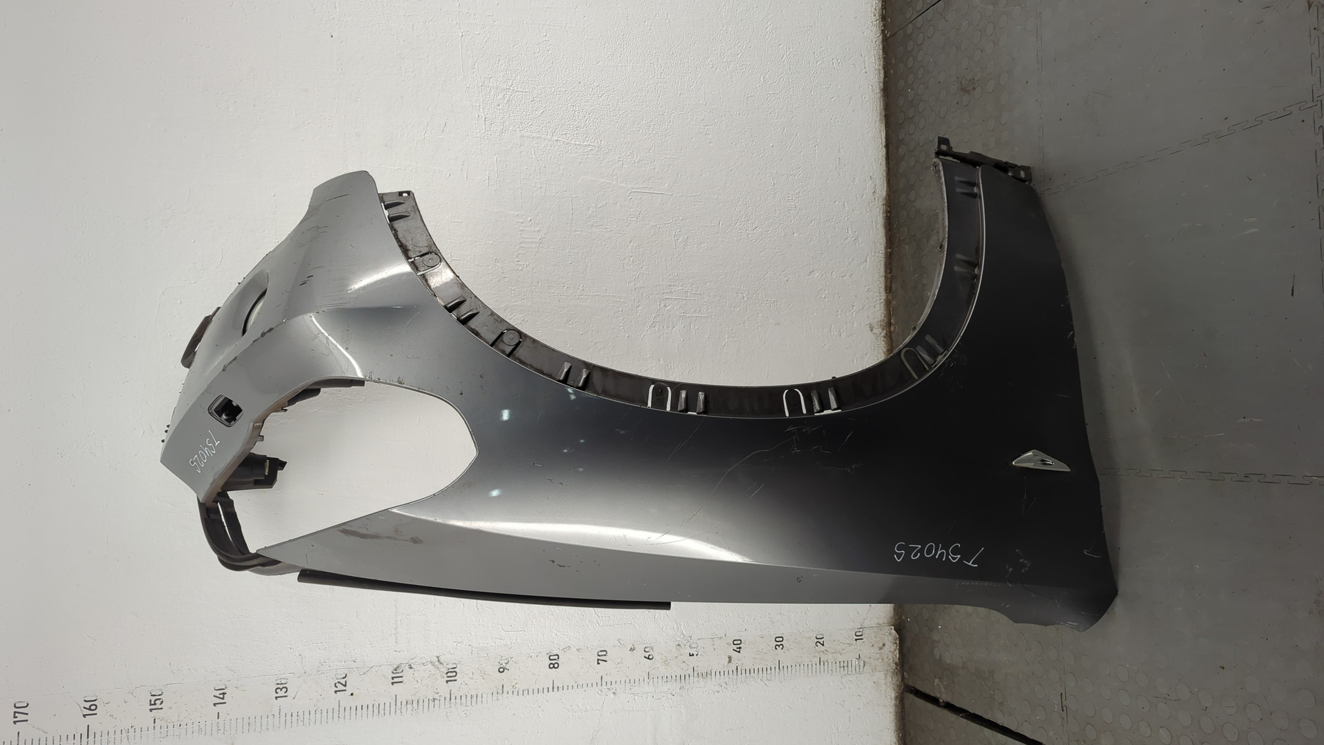 Крыло переднее правое