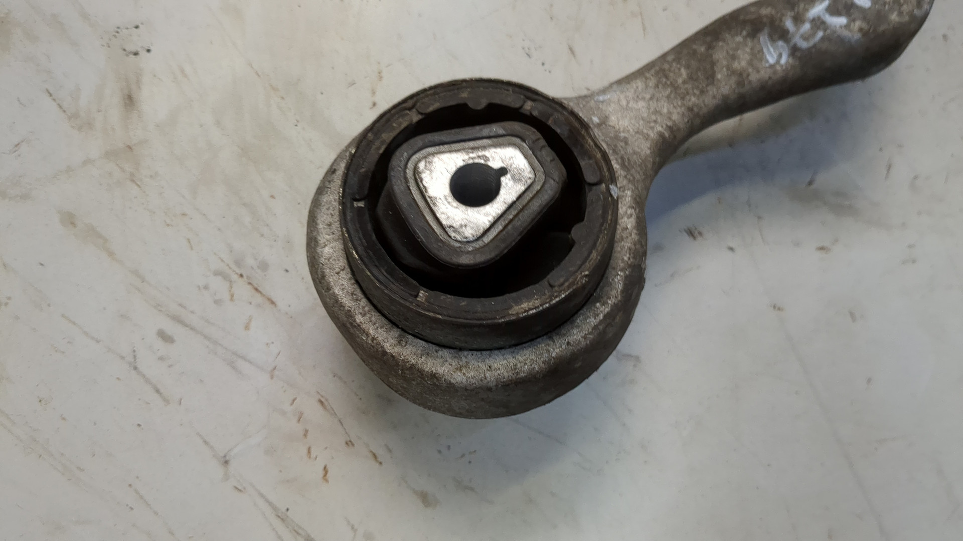 Рычаг передний правый