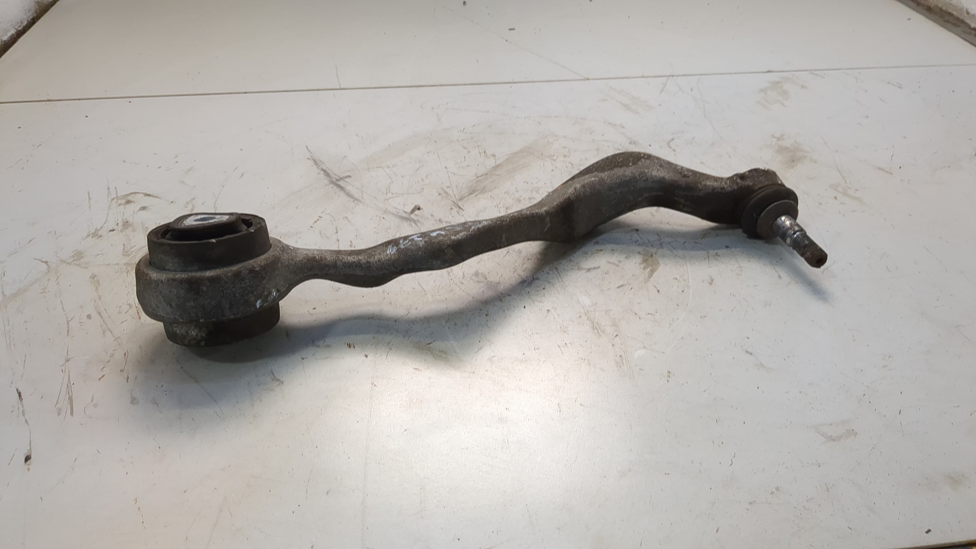 Рычаг передний правый