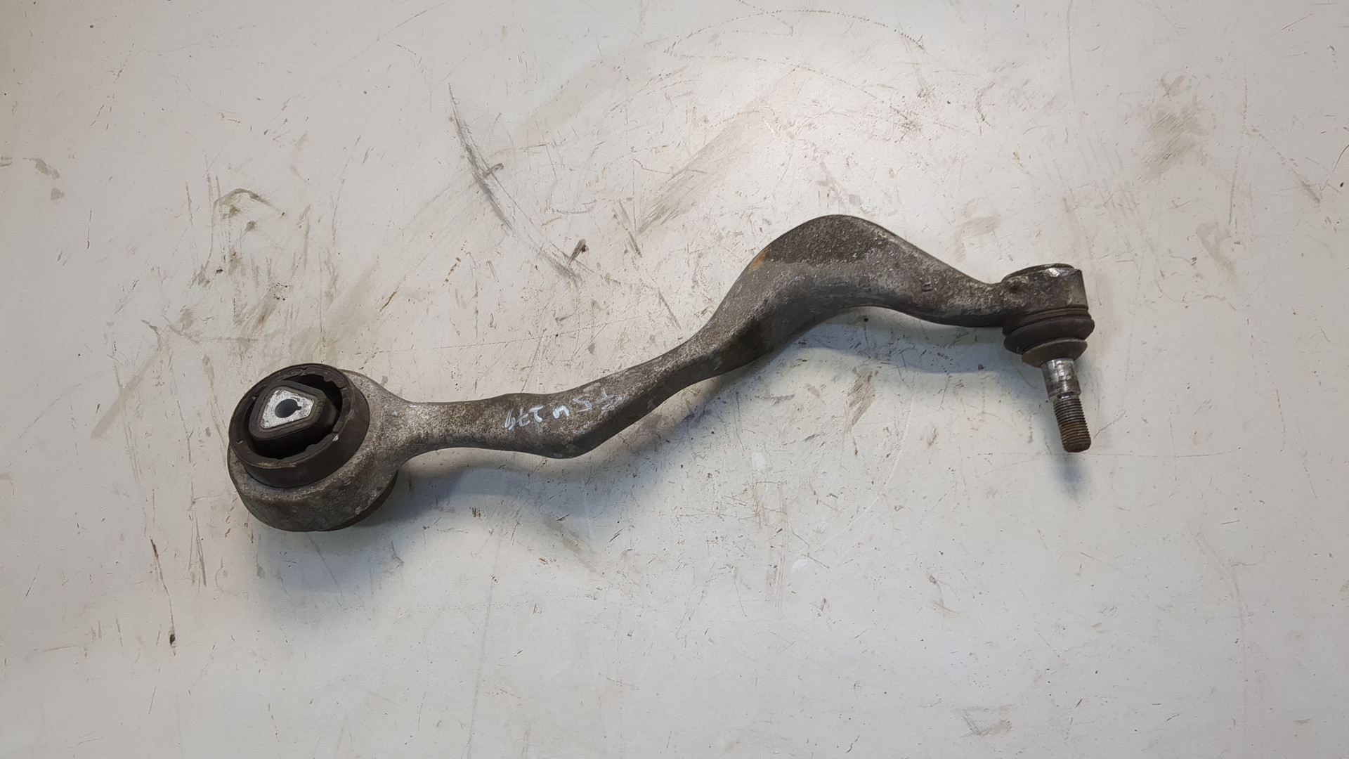 Рычаг передний правый