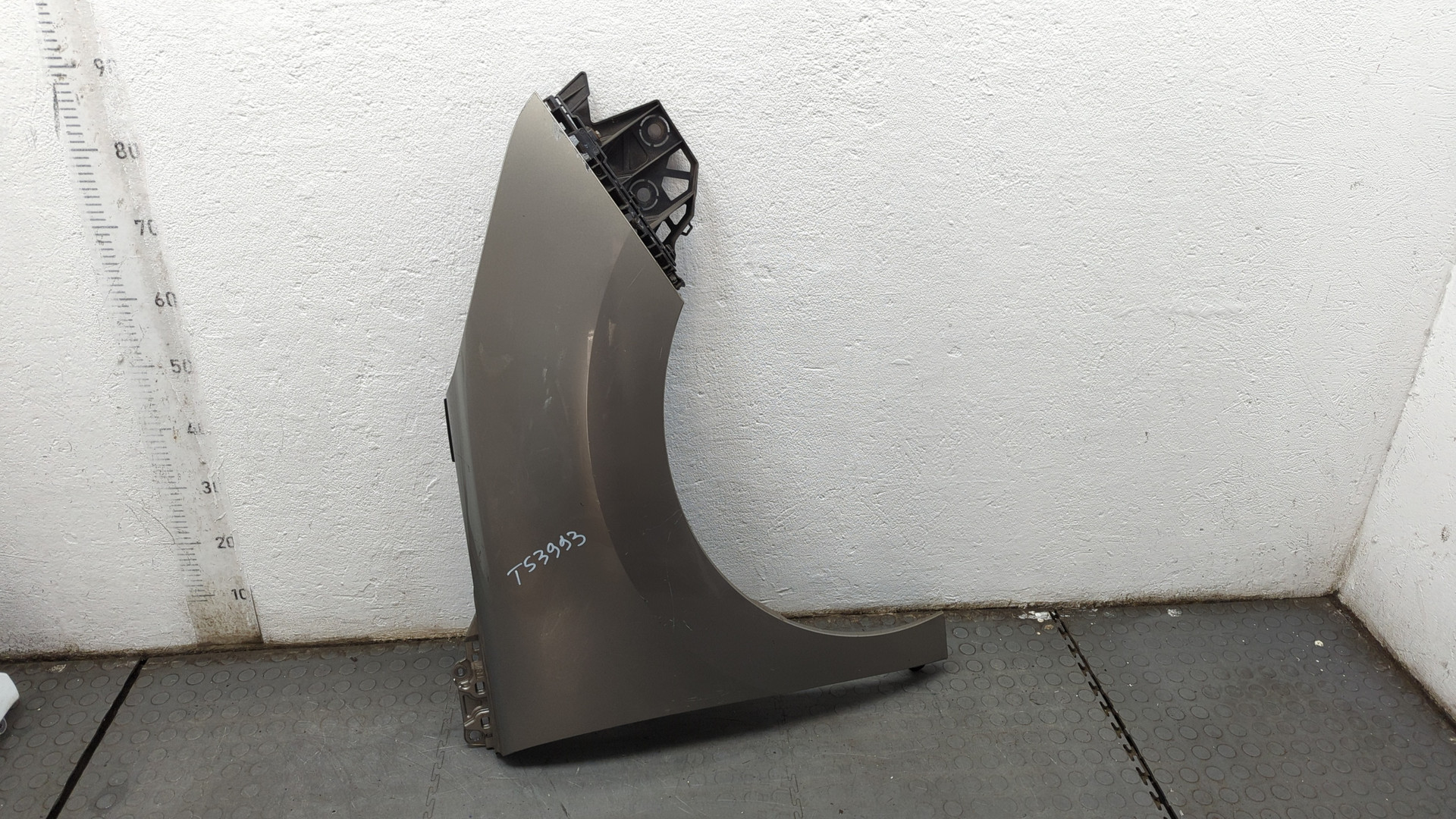 Крыло переднее правое