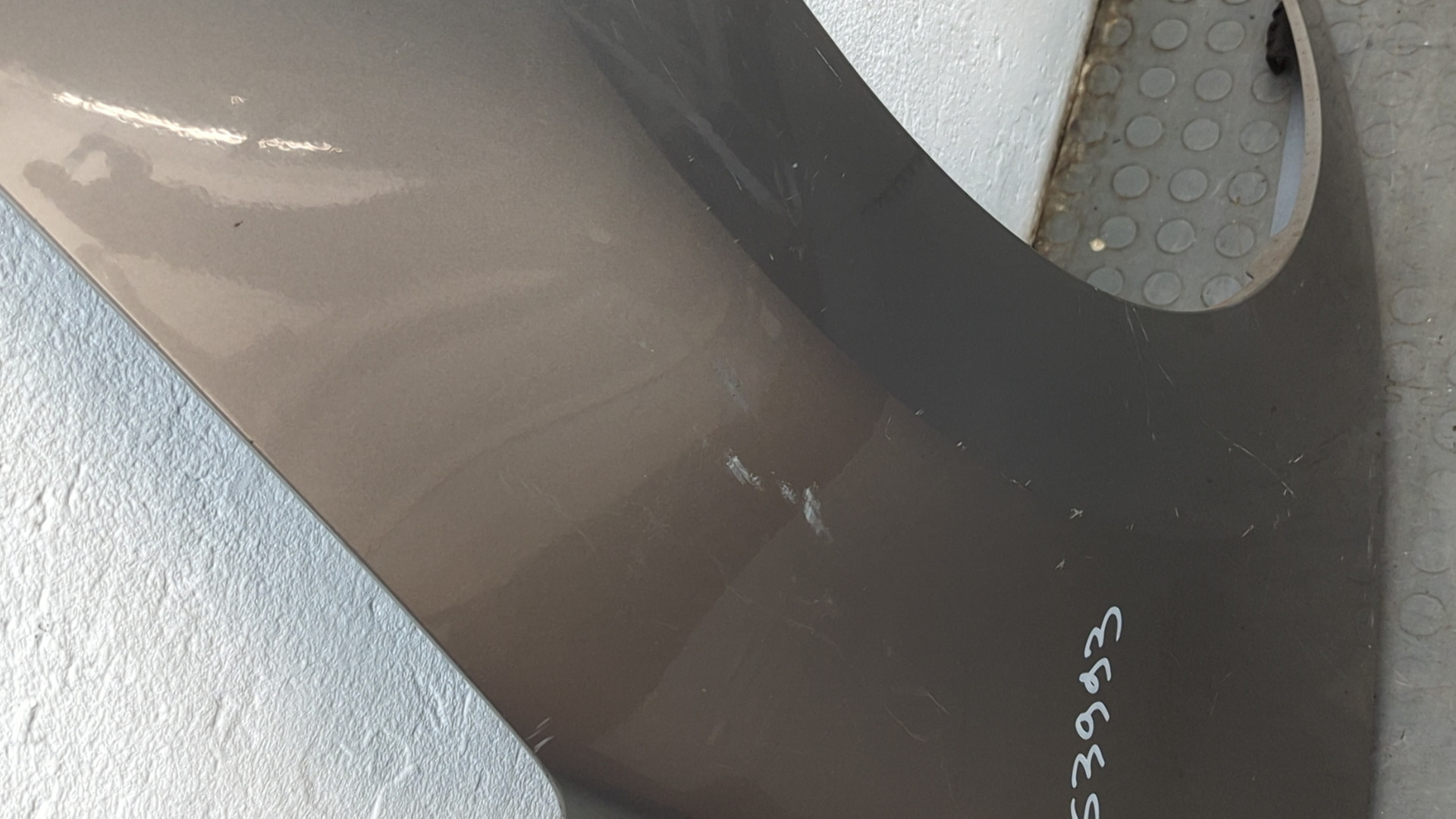 Крыло переднее правое