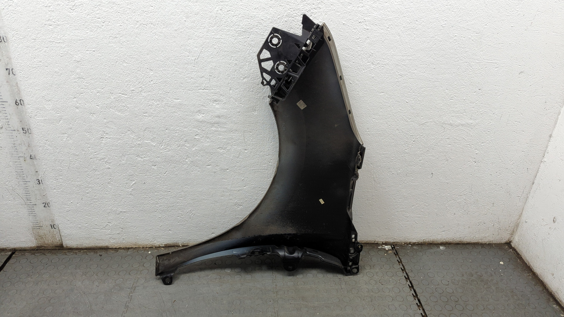 Крыло переднее правое