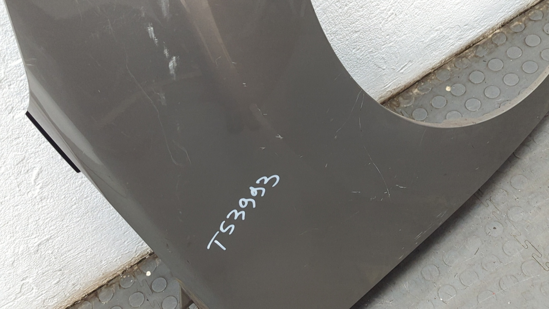 Крыло переднее правое